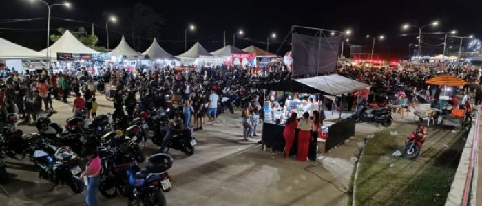 Motociclistas lotam estacionamento da Prainha Nova no primeiro dia do Penedo MotoFest