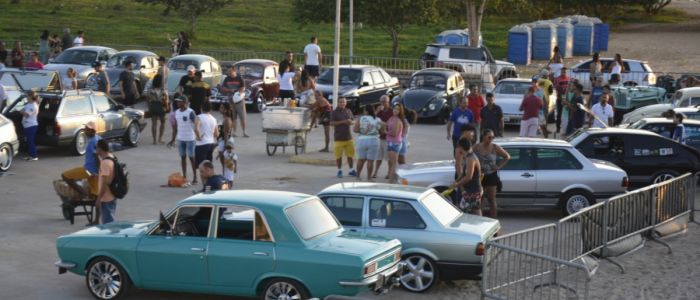 Encontro reúne colecionadores e admiradores de carros antigos em Penedo