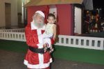Papai Noel é recebido com muita festa na abertura do "Penedo Luz"