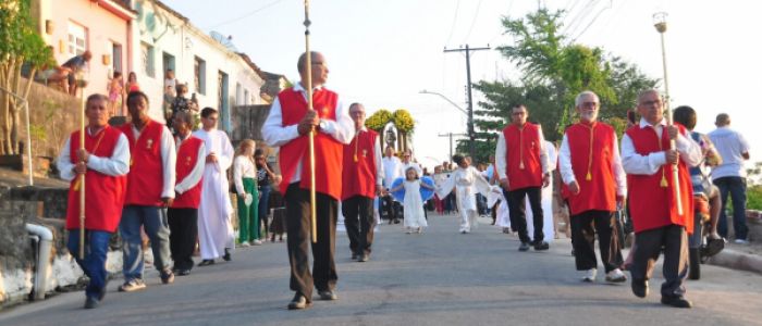 Procissão em homenagem a Santo Antônio reúne multidão no Barro Vermelho em Penedo