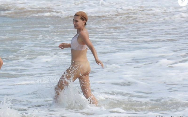 Maitê Proença mergulha no mar de lingerie após gravação