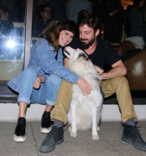 Fernanda Paes Leme leva o namorado e o cachorro Google em evento