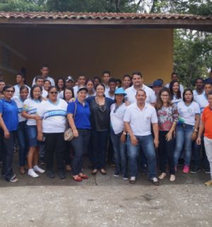 Estudantes e professores de escola de Feliz Deserto visitam empresas da Organização Hélio Lopes