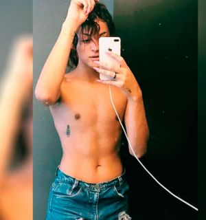 Pabllo Vittar faz selfie sem camisa e ostenta barriga seca