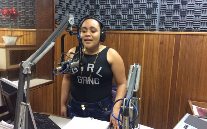 Cantora Larissa mostra seu talento para ouvintes ao visitar estúdios da Penedo FM