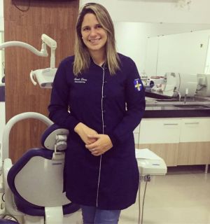 Dentista Sarah Lerner festeja aniversário nesta segunda (9) em Penedo