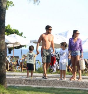 Em família! Juliana Paes curte praia com marido e filhos, Antonio e Pedro