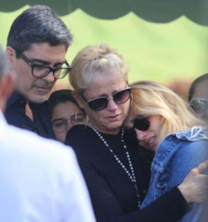 Xuxa Meneghel e a filha, Sasha, se despedem de dona Alda em velório no Rio