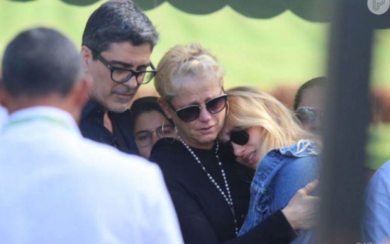 Xuxa Meneghel e a filha, Sasha, se despedem de dona Alda em velório no Rio