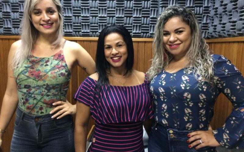 Cantoras do Forró Xamego de Menina visitam estúdios da Rádio Penedo FM