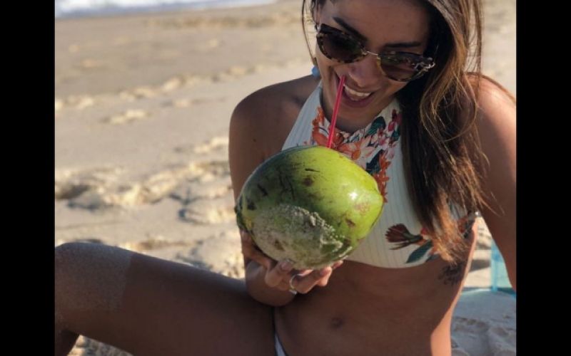 Anitta brinca sobre barriga seca em foto de biquíni: Fiz uma lipo poderosa