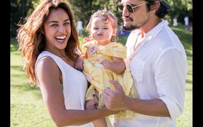 Bruno Gissoni e Yanna Lavigne dispensam babá em viagem com a filha