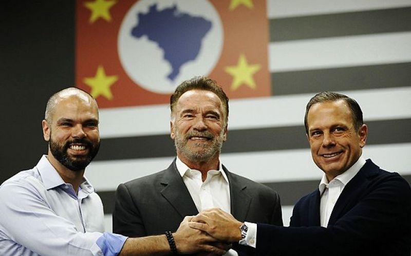 Arnold Schwarzenegger grava vídeo com Doria dizendo slogan do governador