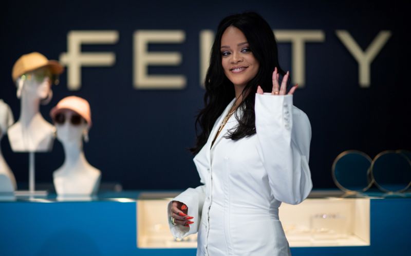 Rihanna lança nova grife com grupo da Louis Vuitton em Paris