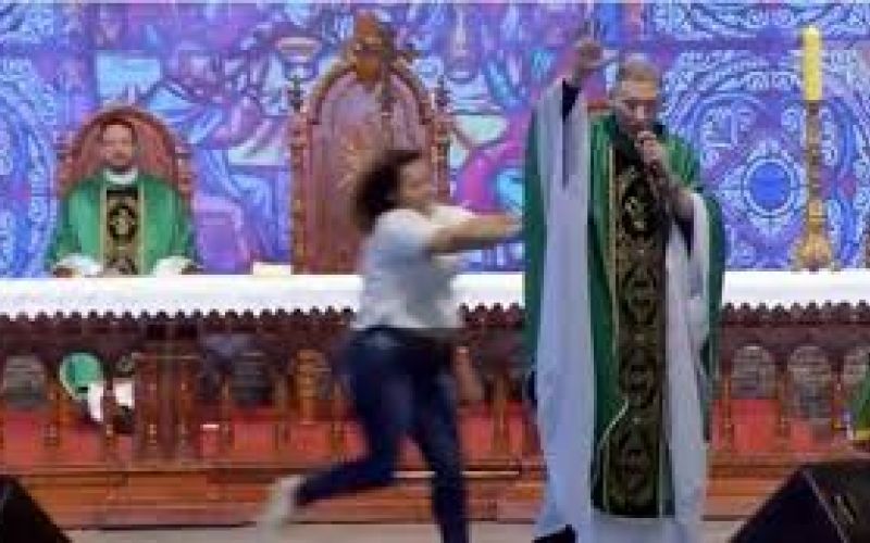 Durante missa, mulher empurra padre Marcelo Rossi do palco em SP