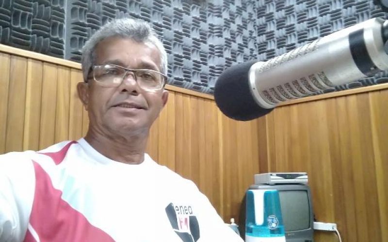 Radialista Antônio Farias, da Penedo FM, é premiado pelo apoio ao esporte