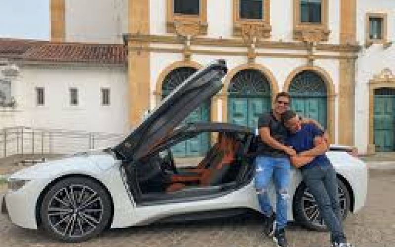 Carlinhos Maia surpreende marido com carro conversível de luxo: 'Promessa'