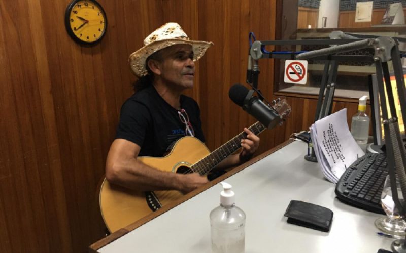 Cantor e compositor Nico Melodia visita estúdios da Rádio Penedo FM