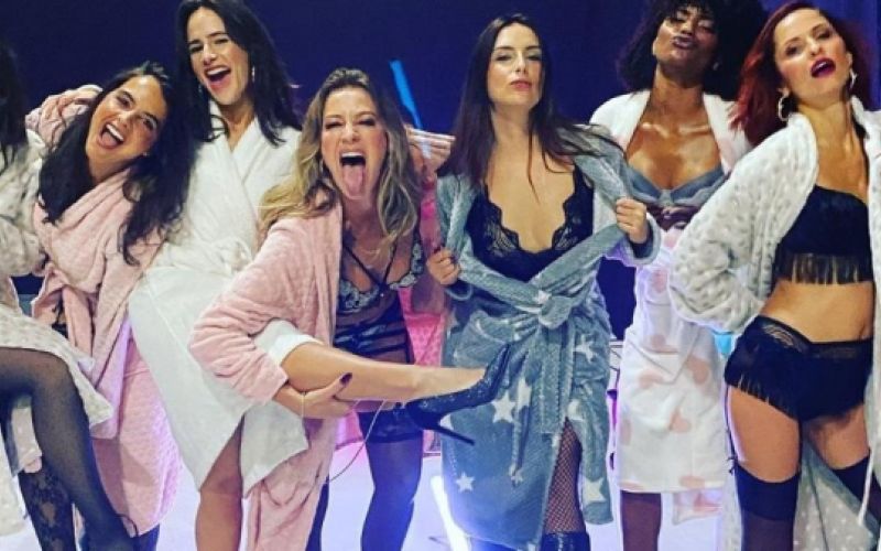 Luana Piovani posa de lingerie com colegas em gravação de série portuguesa
