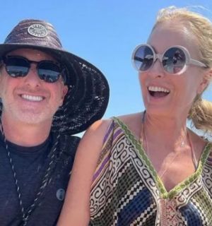 Angélica abre álbum de fotos de viagem com Huck em praia paradisíaca