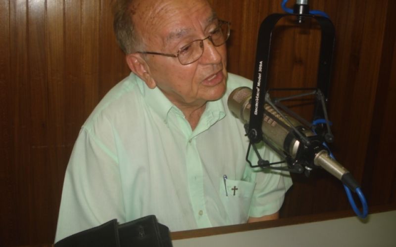 Frei Arnaldo Motta e Sá faz visita surpresa à Rádio Penedo FM