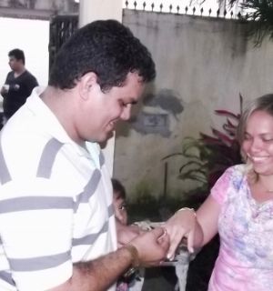Júnior Idalino e Isabel Leite trocam alianças e oficializam noivado