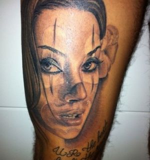 Marido de Dani Bolina tatua o rosto da ex-panicat em sua coxa ‎