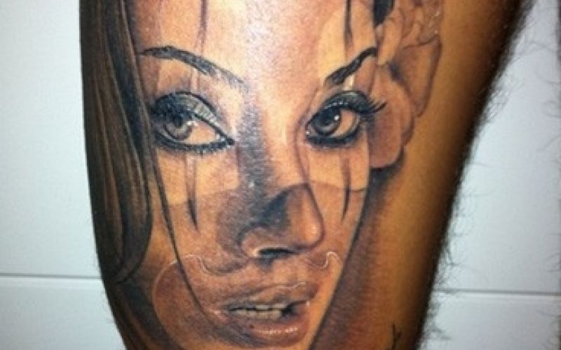 Marido de Dani Bolina tatua o rosto da ex-panicat em sua coxa ‎