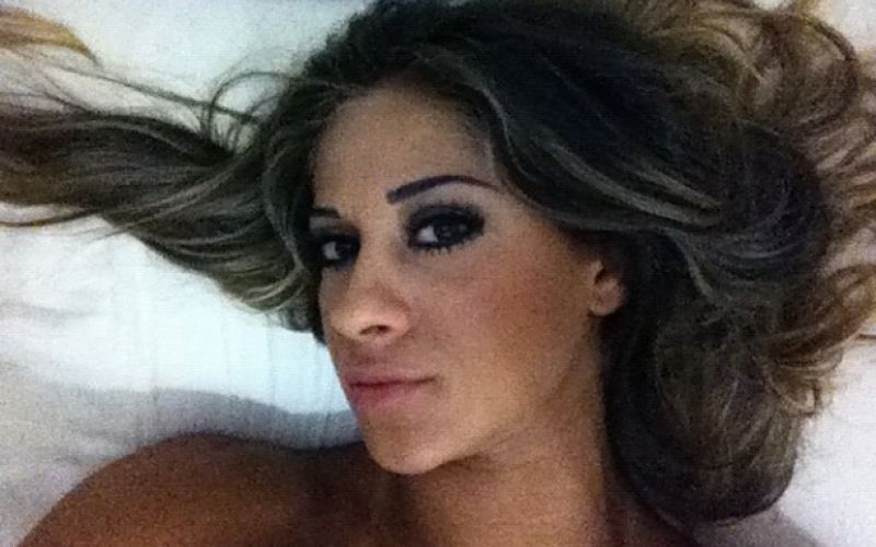 Ex-BBB Mayra Cardi posta foto maquiada e deitada em cama