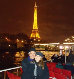 O casal Robson Lessa e Cristiane Farrapeira no clima parisiense