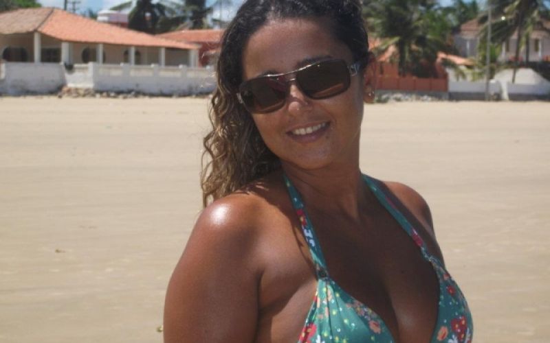 No Pontal do Peba, Adriana Melo aproveita o sol da bela praia