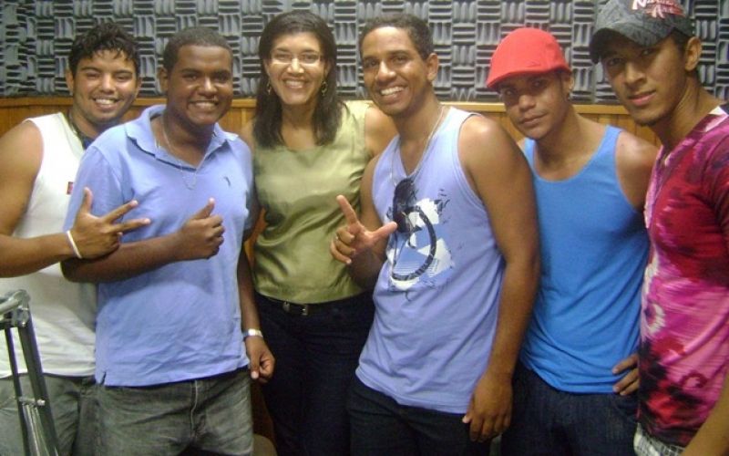 Integrantes do Grupo Kilôcura visitam Rádio Penedo FM