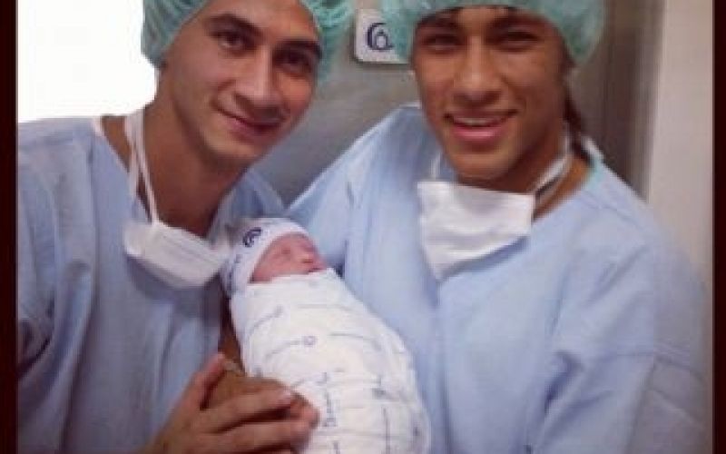 Neymar posta foto com filha de Ganso: 'Bem-vindo ao clube'
