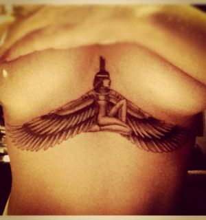 Rihanna faz tatuagem da deusa egípcia Ísis nos seios