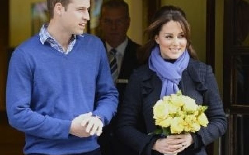 Grávida, Kate Middleton deixa o hospital ao lado de William