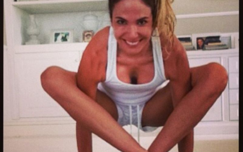 Luciana Gimenez mostra elasticidade em posição de ioga