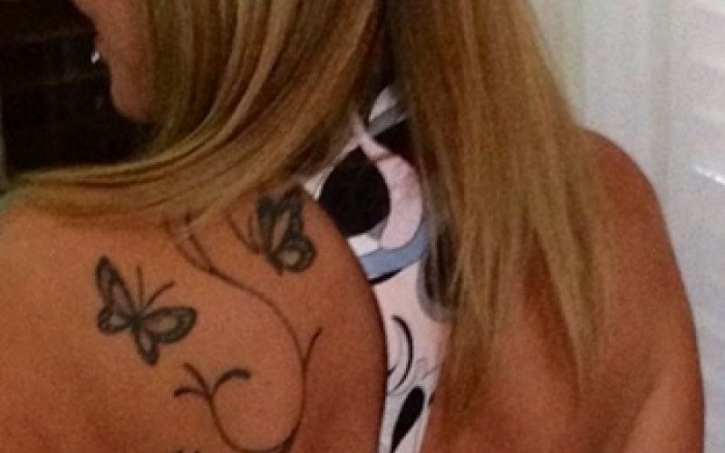 Ex-mulher de Zezé di Camargo, exibe costas "fechada" com tatuagem
