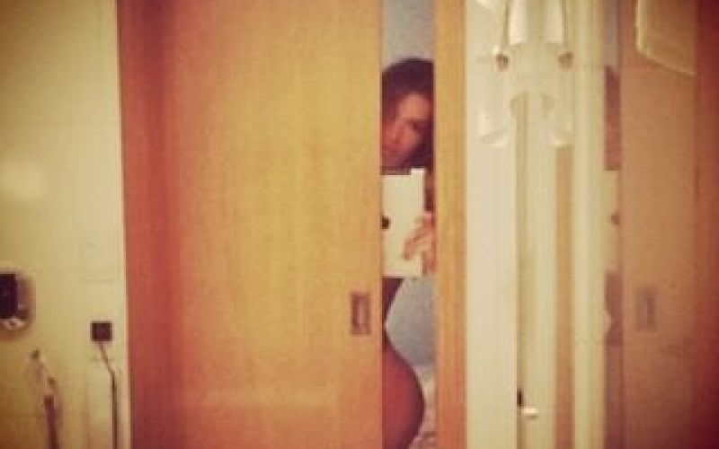 Fani posa sem roupa no banheiro e posta foto no Instagram