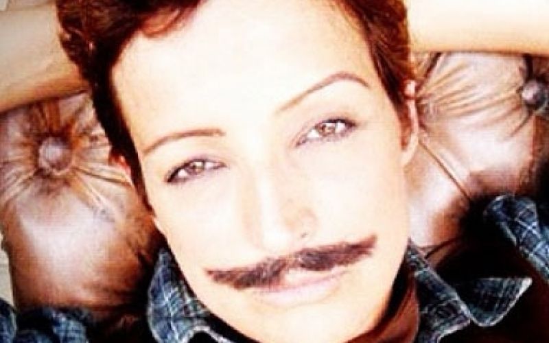 Betty Lago comemora aniversário e publica foto de bigode