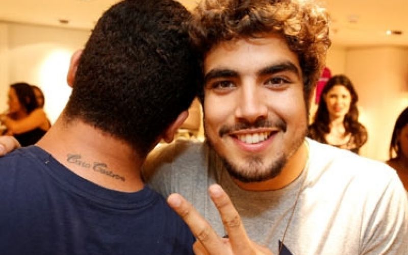 Caio Castro mostra tatuagem com o seu nome na nuca de fã