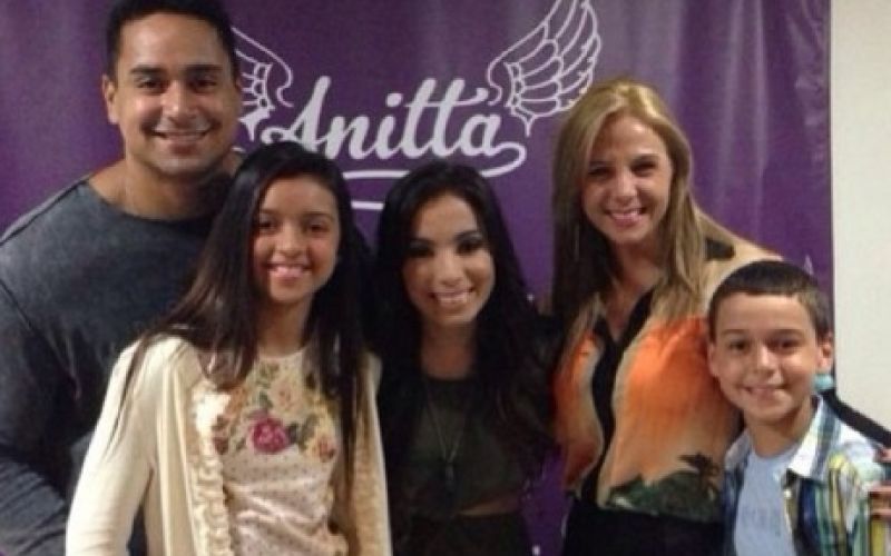 Carla Perez e Xandy levam os filhos para ver show de Anitta no Rio de Janeiro