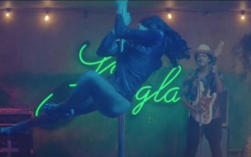 Bruno Mars canta em boate com atriz indiana em clipe de 'Gorilla'