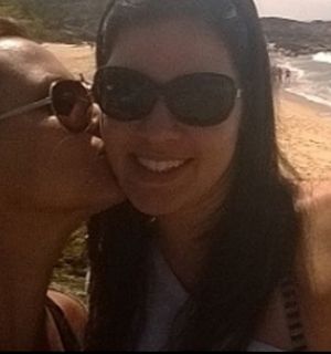 Angélica Morango dá beijo apaixonado na mulher em Paraty e publica imagem