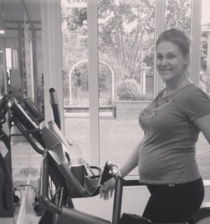 Grávida de seis meses, Ana Hickmann se exercita em esteira