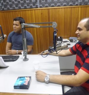 Cantor e empresário da Banda Baballu visitam Rádio Penedo FM