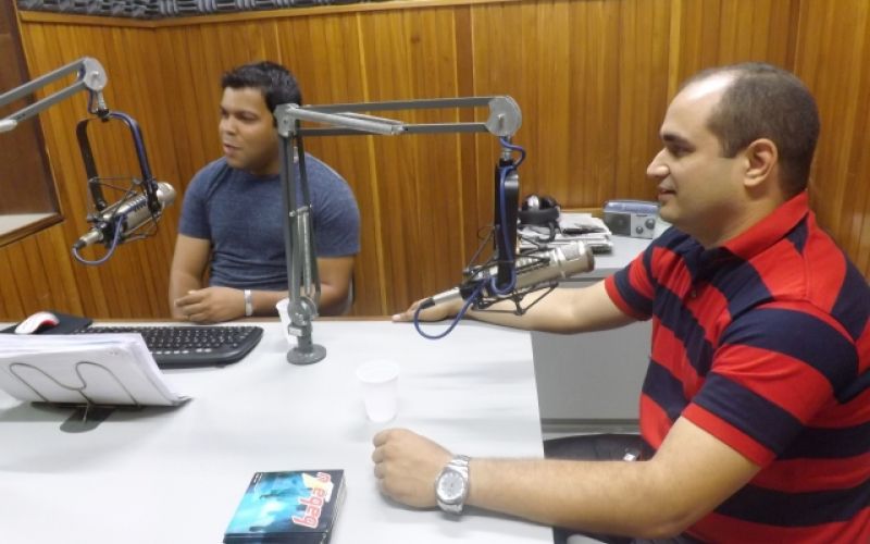 Cantor e empresário da Banda Baballu visitam Rádio Penedo FM