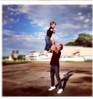 Ator Cássio Reis publica foto fofa com seu filho Noah