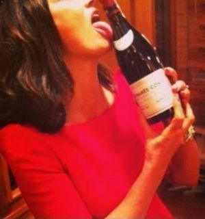 Luiza Brunet surpreende em foto com bebida: “Beber e lamber”