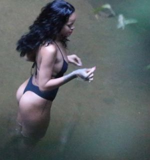 Rihanna curte cachoeira e fuma cigarro suspeito no Rio