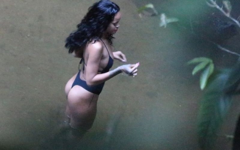 Rihanna curte cachoeira e fuma cigarro suspeito no Rio